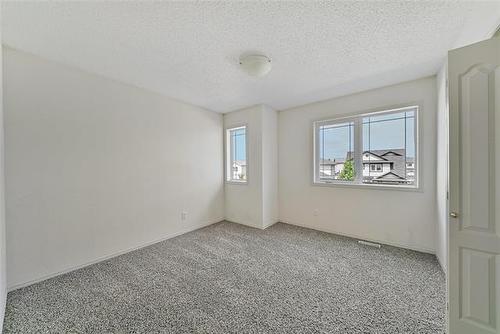 208 Bellflower Rd, Winnipeg, MB - Indoor Photo Showing Other Room