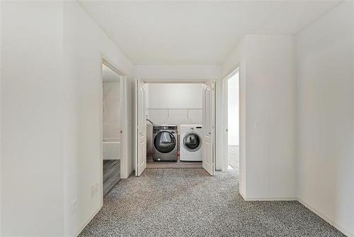 208 Bellflower Rd, Winnipeg, MB - Indoor Photo Showing Laundry Room