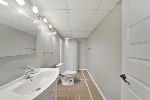 208 Bellflower Rd, Winnipeg, MB - Indoor Photo Showing Bathroom