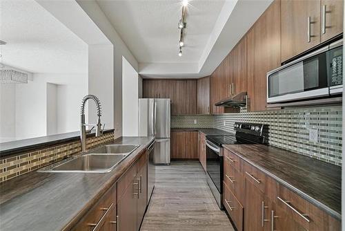 208 Bellflower Rd, Winnipeg, MB - Indoor Photo Showing Kitchen With Double Sink With Upgraded Kitchen