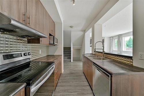 208 Bellflower Rd, Winnipeg, MB - Indoor Photo Showing Kitchen With Double Sink With Upgraded Kitchen