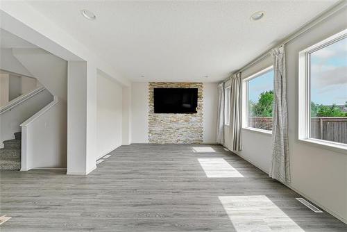 208 Bellflower Rd, Winnipeg, MB - Indoor Photo Showing Other Room