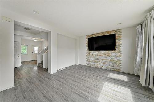 208 Bellflower Rd, Winnipeg, MB - Indoor