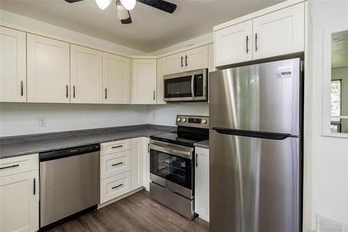 222 Poplar Ave, Winnipeg, MB - Indoor Photo Showing Kitchen