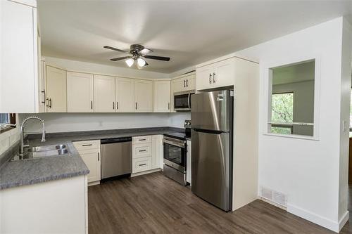 222 Poplar Ave, Winnipeg, MB - Indoor Photo Showing Kitchen With Double Sink