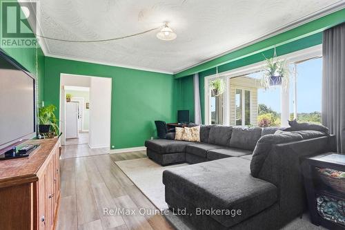 15150 County Rd 2, Brighton, ON - Indoor Photo Showing Living Room
