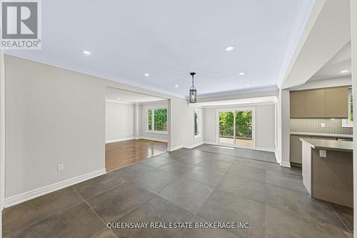 619 Culler Mews, Newmarket, ON - Indoor Photo Showing Kitchen