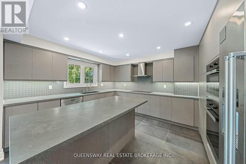 619 Culler Mews, Newmarket, ON - Indoor Photo Showing Kitchen With Upgraded Kitchen