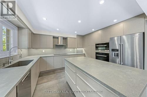 619 Culler Mews, Newmarket, ON - Indoor Photo Showing Kitchen With Upgraded Kitchen
