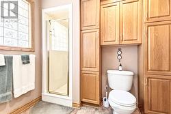 Shower lots of storage cupboards - 