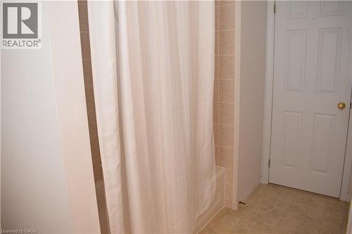 Bathtub with tiled surround - 28 Lemon Grass Street, Kitchener, ON - Indoor