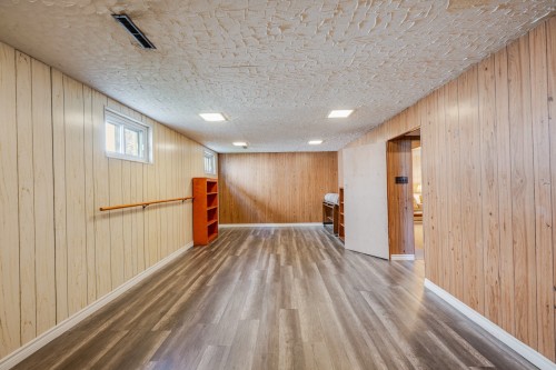 Salle familiale - 6030 Rue Arthur, Brossard, QC - Indoor