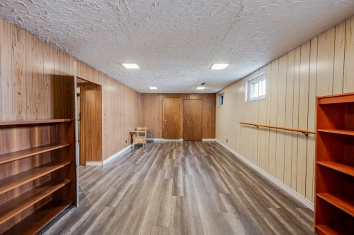 Salle familiale - 6030 Rue Arthur, Brossard, QC - Indoor
