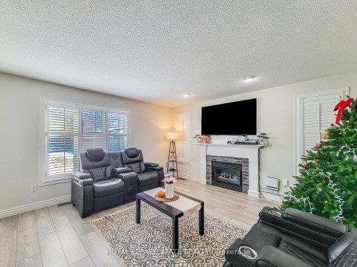 86 Margaret Avenue, Hamilton, ON - Indoor Photo Showing Living Room With Fireplace