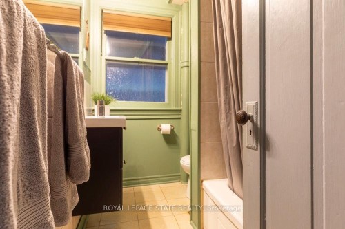 90 Blake Street, Hamilton, ON - Indoor Photo Showing Bathroom