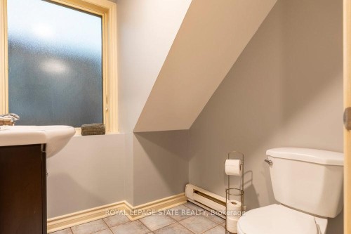 90 Blake Street, Hamilton, ON - Indoor Photo Showing Bathroom