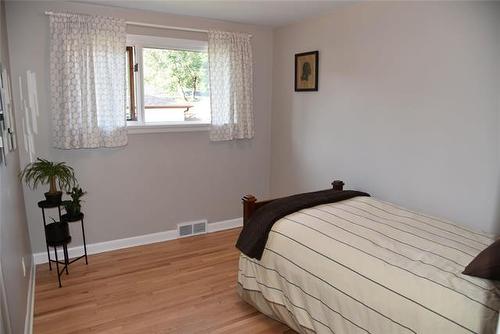555 Bronx Ave, Winnipeg, MB - Indoor Photo Showing Bedroom