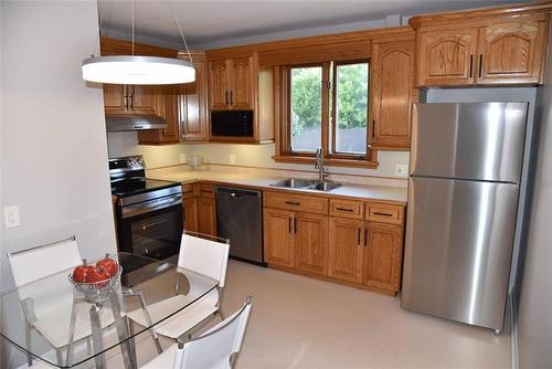 555 Bronx Ave, Winnipeg, MB - Indoor Photo Showing Kitchen With Double Sink