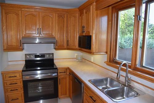 555 Bronx Ave, Winnipeg, MB - Indoor Photo Showing Kitchen With Double Sink