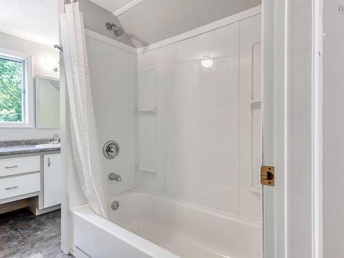 20 Pine Street, Bridgewater, NS - Indoor Photo Showing Bathroom