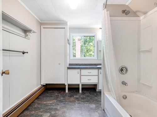 20 Pine Street, Bridgewater, NS - Indoor Photo Showing Bathroom