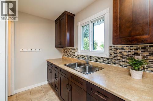 7889 Queens Crescent, Prince George, BC - Indoor Photo Showing Kitchen With Double Sink