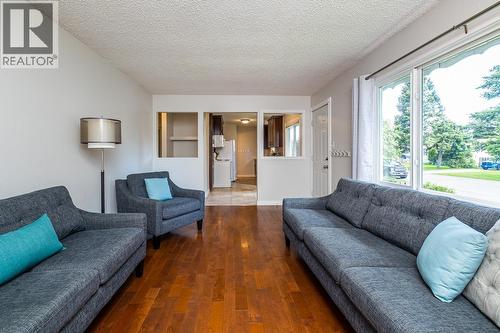 7889 Queens Crescent, Prince George, BC - Indoor Photo Showing Living Room