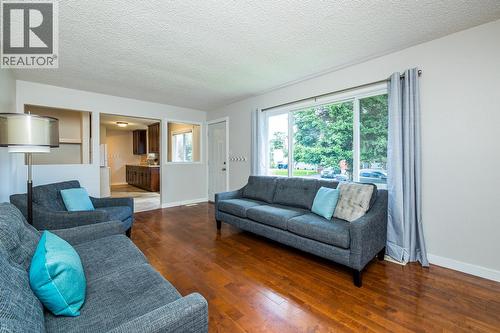 7889 Queens Crescent, Prince George, BC - Indoor Photo Showing Living Room