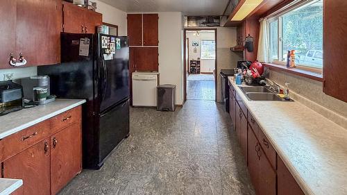 87 Little Van Horne Street, Cranbrook, BC - Indoor Photo Showing Kitchen With Double Sink