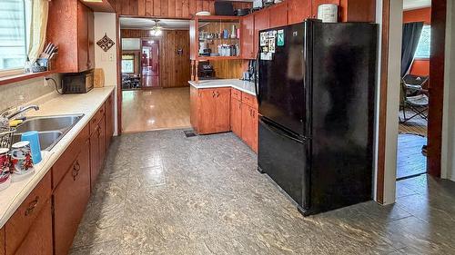 87 Little Van Horne Street, Cranbrook, BC - Indoor Photo Showing Kitchen With Double Sink