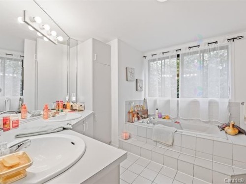 Salle de bains - 66  - 70 Rue Landry, Saint-Eustache, QC - Indoor Photo Showing Bathroom