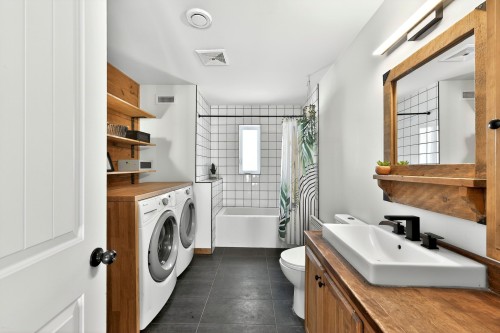 Salle de bains - 140 Rue Beaulieu, Sainte-Mélanie, QC - Indoor Photo Showing Laundry Room