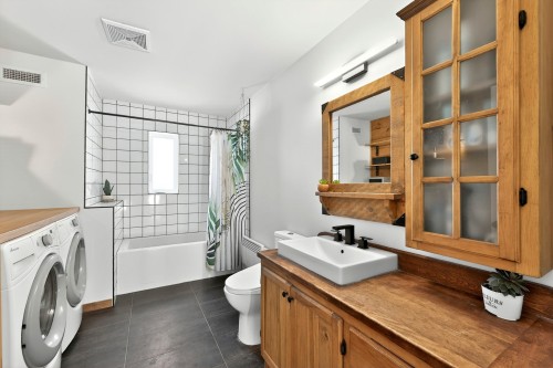 Salle de bains - 140 Rue Beaulieu, Sainte-Mélanie, QC - Indoor Photo Showing Laundry Room