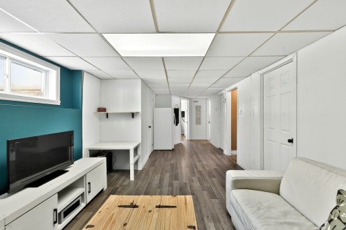 Salle familiale - 140 Rue Beaulieu, Sainte-Mélanie, QC - Indoor Photo Showing Other Room