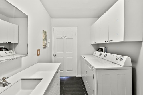 Intergénération - 140 Rue Beaulieu, Sainte-Mélanie, QC - Indoor Photo Showing Laundry Room