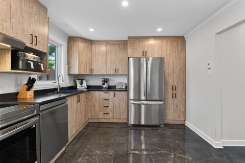 Cuisine - 5769 Boul. Marie-Victorin, Brossard, QC - Indoor Photo Showing Kitchen With Double Sink