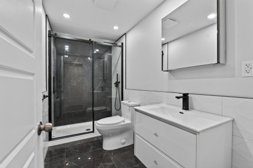 Salle de bains - 5769 Boul. Marie-Victorin, Brossard, QC - Indoor Photo Showing Bathroom