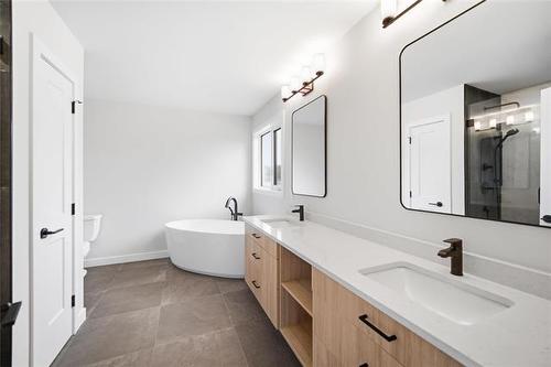 173 Harvest Cr, Lorette, MB - Indoor Photo Showing Bathroom