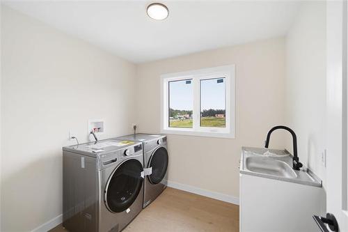 173 Harvest Cr, Lorette, MB - Indoor Photo Showing Laundry Room