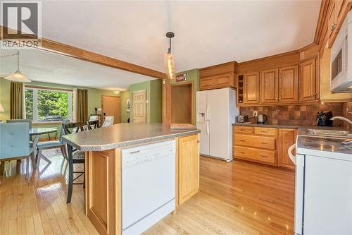 60 Royal Crescent, Sarnia, ON - Indoor Photo Showing Kitchen