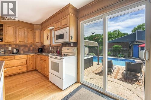 60 Royal Crescent, Sarnia, ON - Indoor Photo Showing Kitchen