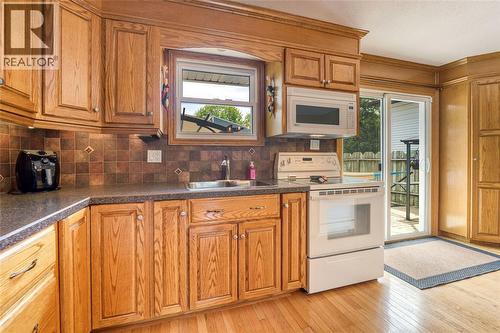 60 Royal Crescent, Sarnia, ON - Indoor Photo Showing Kitchen