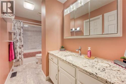 60 Royal Crescent, Sarnia, ON - Indoor Photo Showing Bathroom