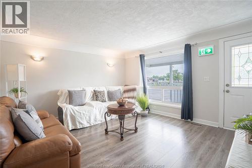 1554 Lesperance Road, Tecumseh, ON - Indoor Photo Showing Living Room