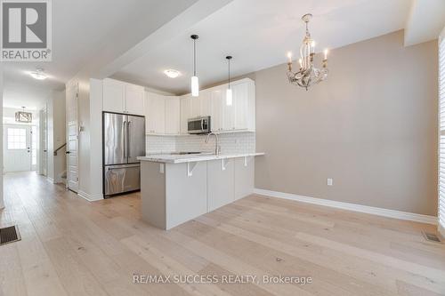 28 Pickett Place, Cambridge, ON - Indoor Photo Showing Kitchen With Upgraded Kitchen