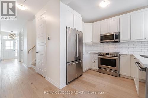 28 Pickett Place, Cambridge, ON - Indoor Photo Showing Kitchen With Stainless Steel Kitchen With Upgraded Kitchen
