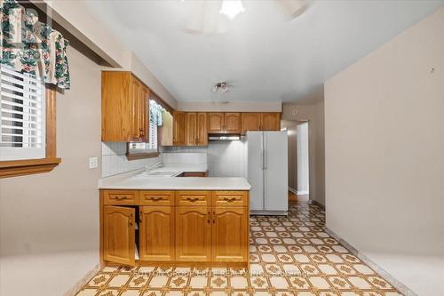 1060 Claredale Road, Mississauga, ON - Indoor Photo Showing Kitchen