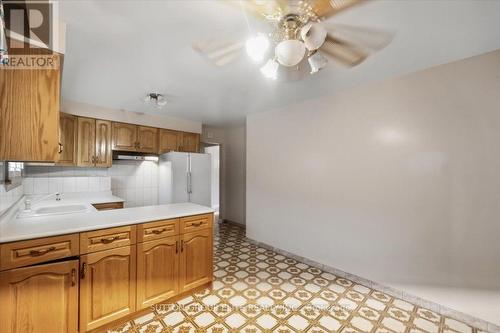 1060 Claredale Road, Mississauga, ON - Indoor Photo Showing Kitchen