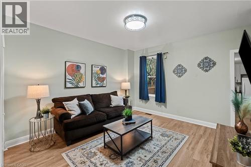 196 Bold Street, Hamilton, ON - Indoor Photo Showing Living Room
