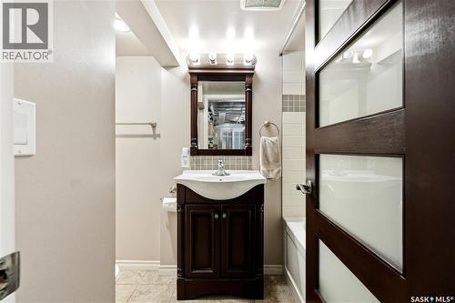 719 14Th Street E, Saskatoon, SK - Indoor Photo Showing Bathroom
